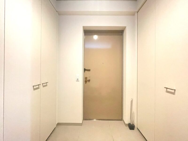【玄関】落ち着きのある雰囲気で、玄関横には高さのあるシューズクローゼットとその向かいにシューズインクローゼットを備えています。シューズもたっぷり、ベビーカーや傘立ても収納でき、玄関フロアもすっきりご利用頂けます。