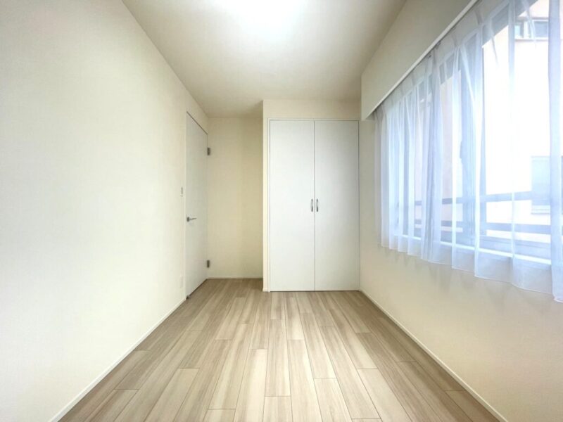 【洋室】西向きの陽光が注ぎ、過ぎゆくときをゆったり感じられるお部屋です。ナチュラルテイストな内装は、どんなインテリアとも相性が良く、家具や空間を引き立てます。クローゼットも備えています。