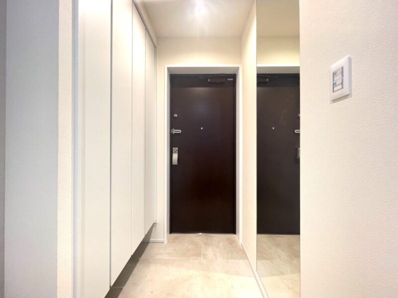 【玄関】玄関は落ち着いた雰囲気です。高さのあるシューズクローゼットが設置されており、たっぷりのシューズが収納できます。フロートタイプなので、お掃除もしやすく玄関フロアもさらに広く感じられます。姿見も付いていて、お出掛け前の身だしなみチェックもできます。