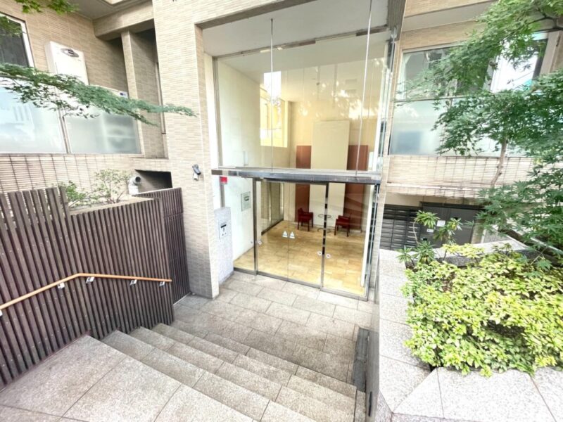 【エントランス】オートロックやTVモニター付インターホンを備え、住まいの安心感を高めています。宅配ボックスも設置され、日中不在が多い方にも便利な設備が整っています。