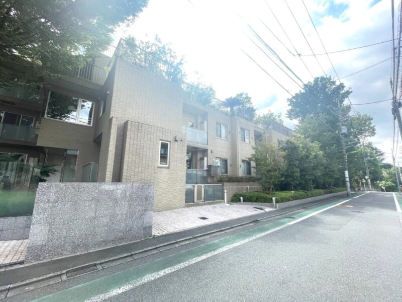 【外観】美しい低層フォルムと豊かな植栽が魅力の瀟洒な外観です。敷地内には緑豊かな中庭も設けられ、穏やかな住環境を演出しています。2008年7月築、末長組施工・旧分譲の地下2階付地上3階建、総戸数31戸の低層レジデンスです。「用賀」駅と「二子玉川」駅の2駅を利用可能です。田園都市線に加えて「二子玉川」駅から大井町線も利用でき、ショッピングや通勤・通学など目的に応じて交通手段を選べます。二子玉川エリアの豊富な商業施設を生活圏に収め、日々の買い物から休日のショッピングまで便利です。駅周辺には多彩なショップや飲食店が揃い、上質な都心生活を身近に楽しめます。豊かな自然を感じられる「岡本静嘉堂緑地」を身近に利用でき、玉川病院も徒歩圏内です。小学校・中学校も徒歩圏にあり、自然、教育、医療がバランスよく整った住環境です。
