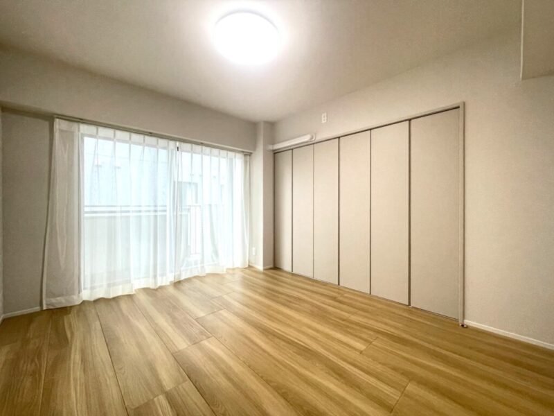 【洋室:約6.3帖】リビングに隣接しつつ独立性もあるこちらのお部屋は、目が届きやすくお子様のお部屋にもおすすめです。間口が広く使い勝手の良いクローゼットを備えています。