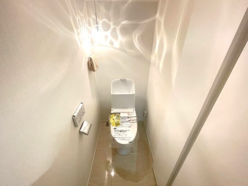 【トイレ】室内はホワイトを基調としていて清潔感があり、すっきりとした落ち着ける空間。トイレは温水洗浄機能付きです。収納も設置されていて消耗品も収納できます。