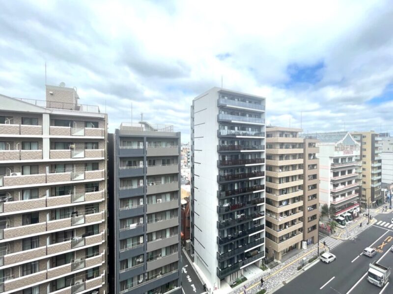 【住戸からの眺望】眼下は幅広道路で開放感があり、前面の建物まで距離が保たれているので陽光も注ぎ、広い空も仰げる眺望です。