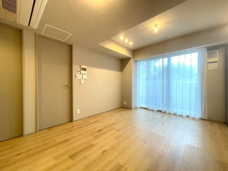 【LDK:約12.0帖】東向きの窓から爽やかな朝の陽光が注ぎ、暖か味のある雰囲気は快適で、家族でゆったり寛げる居心地の良いリビングダイニングです。