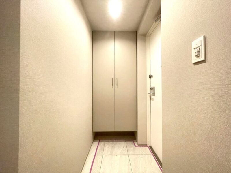 【玄関】玄関は落ち着いた雰囲気です。高さのあるシューズクローゼットが設置されております。フロートタイプなので、お掃除もしやすく玄関フロアもさらに広く感じられます。