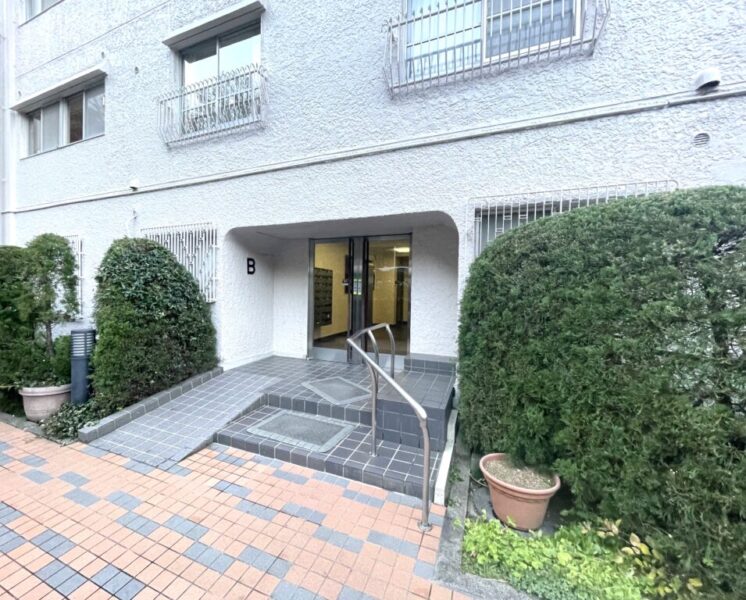 【エントランス】エントランスアプローチは、優しいグリーンで彩られ、安らぎと豊かな暮らし空間へと導きます。アプローチには、スロープが設けられており、ベビーカーや車いすの通行も安心です。