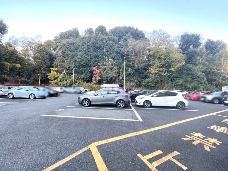 【駐車場】駐車や乗り降りしやすい、広い敷地内の平置き駐車場です。ハイルーフ車もゆとりを持って駐車する事ができます。専用使用権付き駐車場となっています。