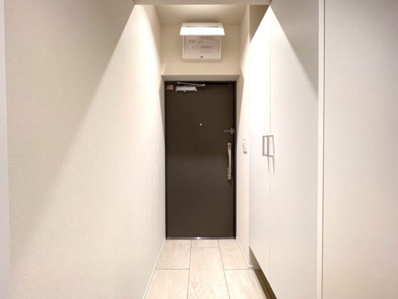 【玄関】玄関は落ち着いた雰囲気です。高さのあるシューズクローゼットが設置されており、たっぷりのシューズが収納できます。フロートタイプなので、お掃除もしやすく玄関フロアもさらに広く感じられます。