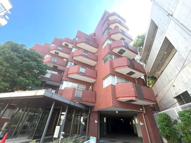 【外観】赤坂6丁目の落ち着いた街並みに佇む、ブラウンタイル張りの重厚な佇まい。時を重ねた建物ならではの趣も印象的です。1978年3月築、住友建設施工、住友建設旧分譲の地上7階建、総戸数109戸のヴィンテージマンションです。東京メトロ千代田線「赤坂」駅、「六本木一丁目」駅、「溜池山王」駅、「六本木」駅、「乃木坂」駅も徒歩圏内で、複数路線を使い分けられ都心主要エリアへの軽快なアクセスが魅力。徒歩圏にはスーパーやコンビニ・ドラッグストア、飲食店など日常生活を支える施設が充実しています。「東京ミッドタウン」をはじめ、赤坂・六本木エリアならではの多彩なグルメやショッピングも身近に楽しめます。「氷川神社」や「檜町公園」など、緑と歴史を感じるスポットが身近です。「赤坂小学校」・「赤坂中学校」も徒歩6分圏内にあり、教育環境にも恵まれ、都心生活と住環境を両立できます。