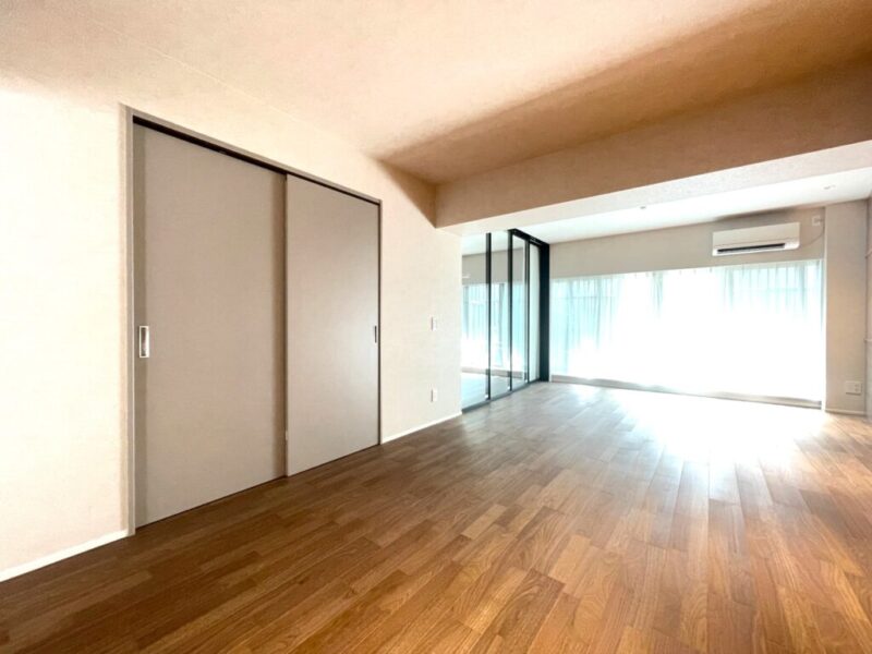 【LDK：約18.6帖】南向きのワイドサッシからの採光があり陽当たりが良く、開放感や暖か味のある雰囲気は快適で、家族でゆったり寛げる居心地の良いリビングダイニングです。
