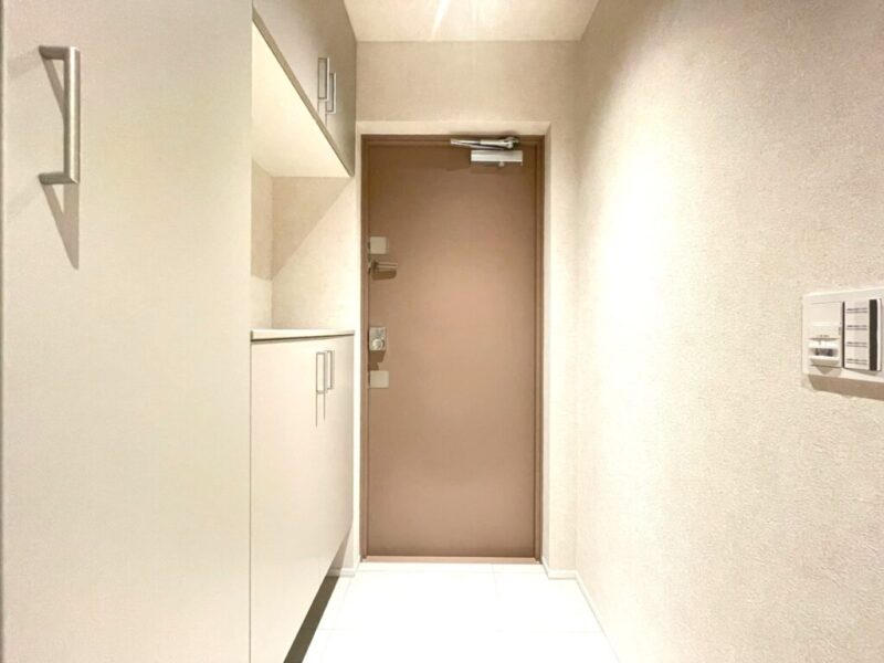 【玄関】玄関は、落ち着きのある上品な雰囲気です。カウンター付きのシューズクローゼットを備えており、お好みの物を置いて玄関の空間演出が愉しめます。