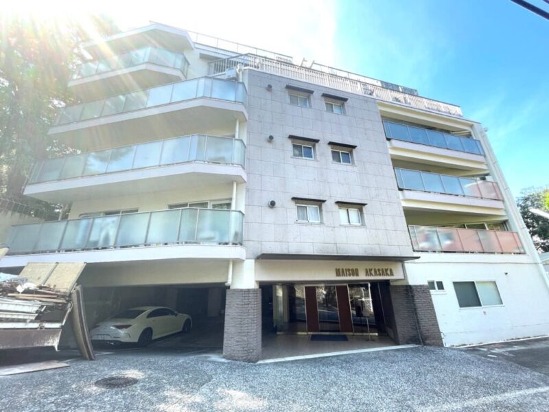 【外観】都心にありながら穏やかな住環境に佇む、レトロモダンな外観が印象的です。築年数を重ねた建物ならではの趣を感じられます。1969年11月築、戸田建設施工、協栄生命不動産旧分譲の地上7階建、総戸数42戸のヴィンテージマンションです。「赤坂」駅をはじめ、「六本木」、「六本木一丁目」駅も徒歩圏内。複数路線を使い分けやすく、都心での通勤・通学や休日のお出かけにも便利なポジションです。徒歩圏内にコンビニやドラッグストア、スーパーマーケットが揃い、日常のお買い物もスムーズです。赤坂のグルメやショッピングを日常に取り込める贅沢な住環境です。「成城石井」や「赤坂Bizタワー」、「東京ミッドタウン」など、暮らしを彩る施設が身近に利用できます。「赤坂氷川神社」の緑を身近に感じられ、「檜町公園」も徒歩圏内。「赤坂小学校」・「赤坂中学校」も徒歩6分の位置にあり、都心生活と穏やかな住環境を両立できます。