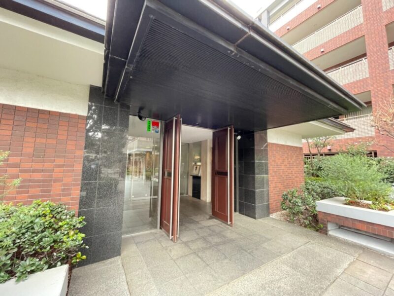【エントランス】ブラックの重厚で高級感のあるキャノピーを構え、住まう方や来訪者を気品ある空間へと迎えます。