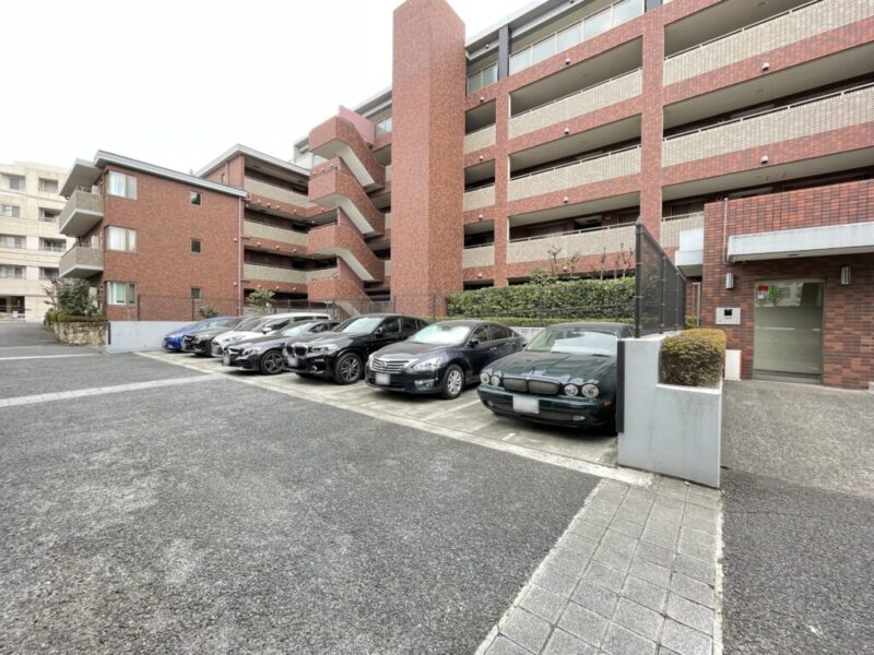 【駐車場】乗り降りや入出庫しやすい敷地内の平置き駐車場です。ハイルーフ車もゆとりを持って駐車する事ができます。北側にあるので、大切なお車の日焼けも軽減されます。