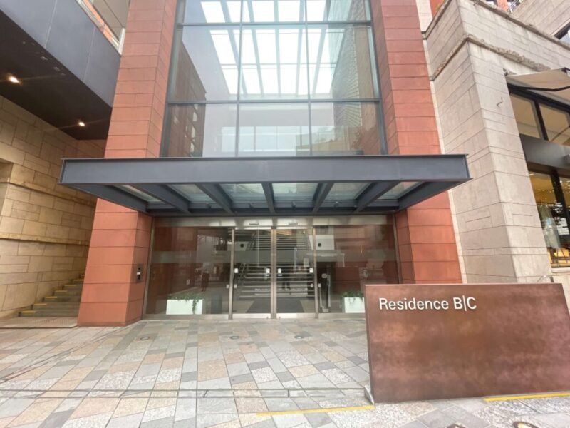 【エントランス】重厚感あるエントランスが居住者を迎え、ホテルライクな雰囲気が漂います。24時間有人管理と先進的なセキュリティシステムを導入し、宅配ボックスも備えています。