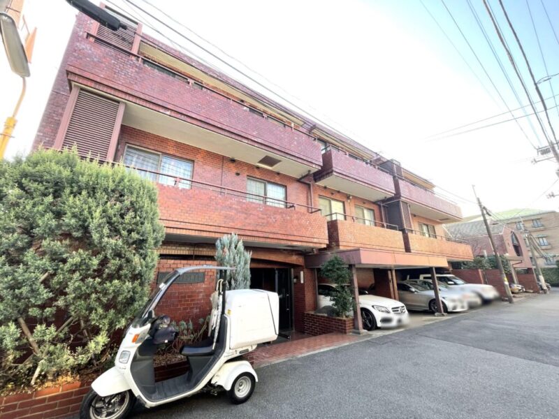 【外観】青山通りより長者丸通りに入った閑静な住宅街に佇む、ブラウンのタイル張りの重厚で高級感漂うクラシカルな外観です。1979年6月築、東急建設施工、サマリア社旧分譲の地上3階建、総戸数14戸の低層ヴィンテージマンションです。「表参道」駅と「外苑前」駅の2駅を徒歩圏で利用できる好立地です。表参道駅からは銀座線・千代田線・半蔵門線の3路線を利用でき、都心での軽快なフットワークを実現します。表参道エリアならではの洗練されたショップやカフェ、レストランを日常使いできるロケーションです。日々の買い物から休日のショッピングまで、都心ならではの豊かな暮らしを楽しめます。都心にありながら、区立小・中学校も徒歩圏で、周辺には「青山公園」など緑を感じられる場所もあり、都心生活に潤いを添えます。
