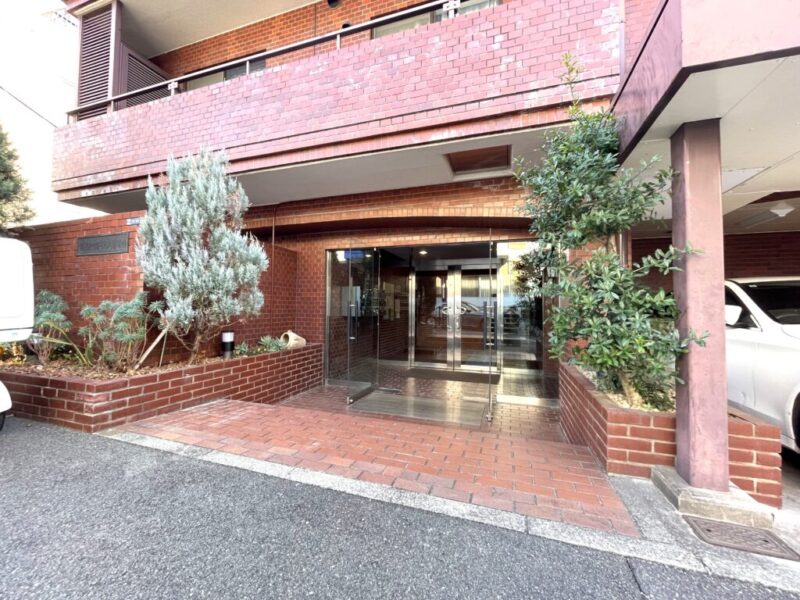 【エントランス】南青山の邸宅街にふさわしい、落ち着きと品格を感じさせるエントランスです。住まいへのアプローチにも穏やかなプライベート感があります。
