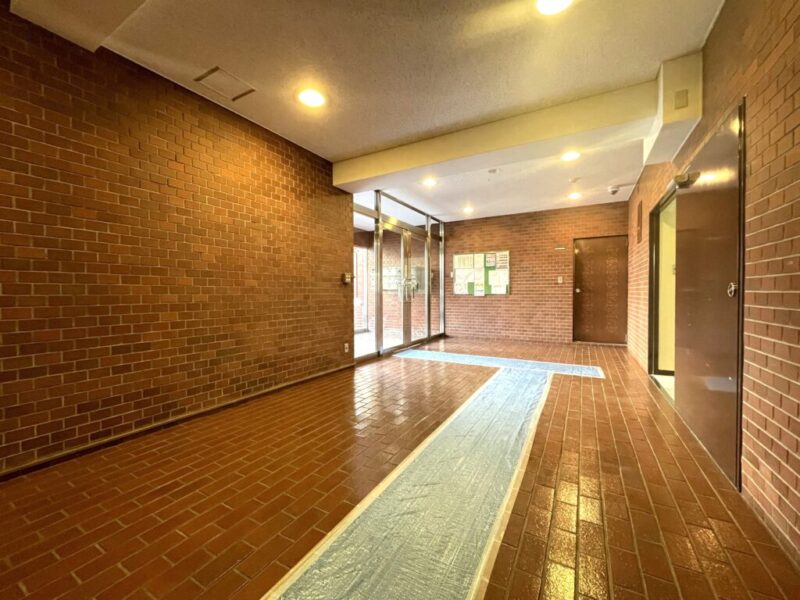 【エントランス】オートロックを備え、居住者以外の出入りを抑制。防犯カメラも設置され、住まう方の安心・安全に備えています。共用部の清掃も行き届き、管理体制の良さも窺えます。