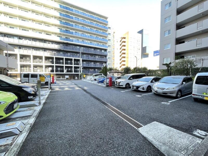 【駐車場】乗り降りや入出庫しやすい敷地内の平置き駐車場と機械式駐車場があります。平置きはハイルーフ車もゆとりを持って駐車する事ができます。