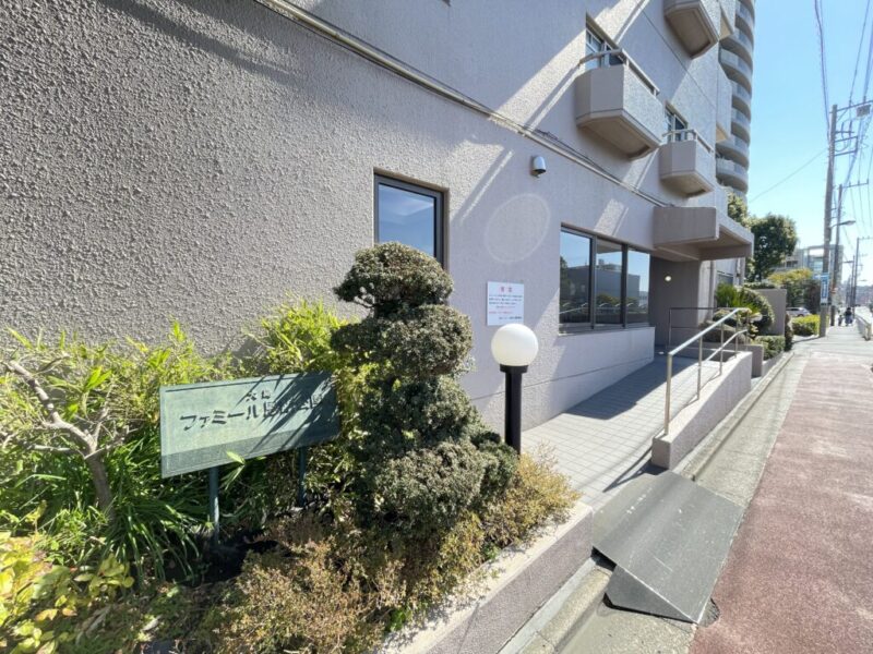 【エントランス】落ち着いた佇まいのエントランスが住まいへのアプローチを演出します。アプローチには、スロープが設けられており、ベビーカーや車いすの通行も安心です。