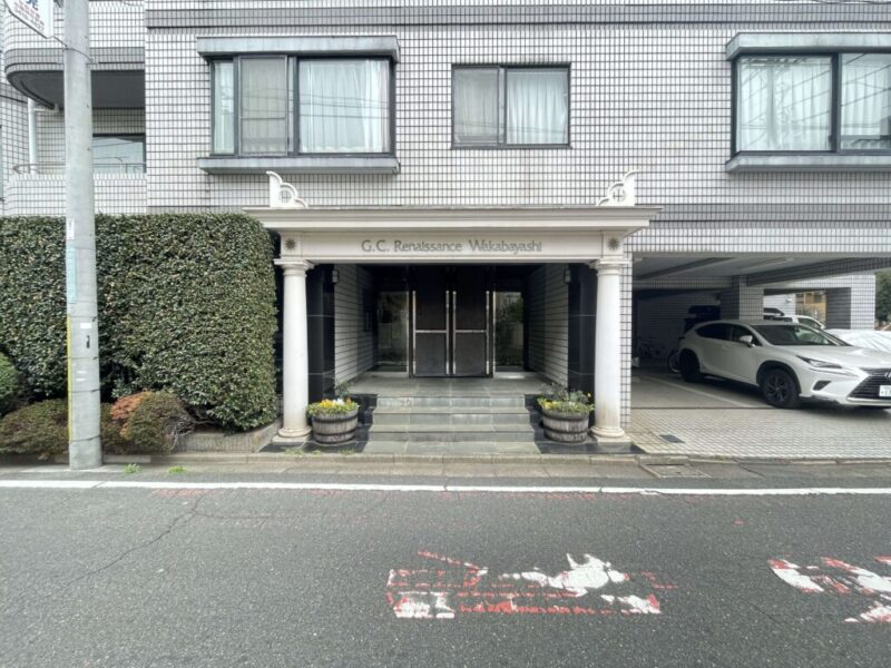 【エントランス】低層レジデンスにふさわしい重厚感あるエントランスが、住まいの品格を高めています。安心のオートロックを採用し、防犯面にも配慮されたマンション。快適で安心できる住環境が整っています。