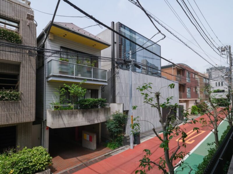 【住戸からの眺望】眼下は道路で、前面の建物まで距離が保たれているので陽光も注ぎ、周辺は低層の建物も多く開放感もあり、広い空も仰げる眺望です。