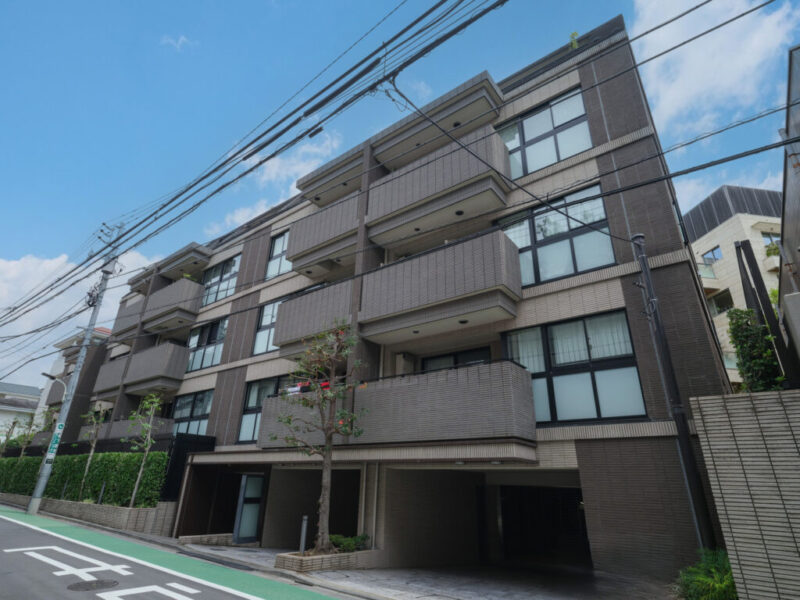 【外観】高級感のあるタイル貼りのモダンな外観が印象的。邸宅街・元麻布にふさわしい品格と存在感を備えています。2014年3月築、多田建設施工、パナホーム旧分譲の地上5階建、総戸数23戸の低層レジデンス。「麻布十番」駅から南北線・大江戸線、「六本木」駅から日比谷線が利用可能。都心を自在に移動できる、交通利便性に恵まれた立地です。徒歩圏にコンビニやスーパー、ドラッグストアが揃い、日々の暮らしを快適にサポート。「六本木ヒルズ」や「麻布十番商店街」も身近に楽しめます。「南山幼稚園・南山小学校」が徒歩5分圏内にあり、教育環境にも恵まれ、医療施設も利用しやすい立地です。緑豊かな「有栖川宮記念公園」も徒歩圏で都心生活と落ち着いた住環境を両立できます。