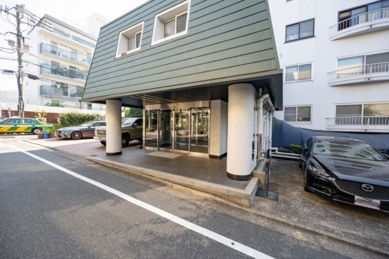 【エントランス】ヴィンテージマンションならではの趣を感じるエントランス。落ち着いた雰囲気が、住まいの格調を演出します。オートロックを採用し、防犯カメラも設置。日勤管理とあわせて、都心で暮らすご家族の安心感を支えるセキュリティ環境です。