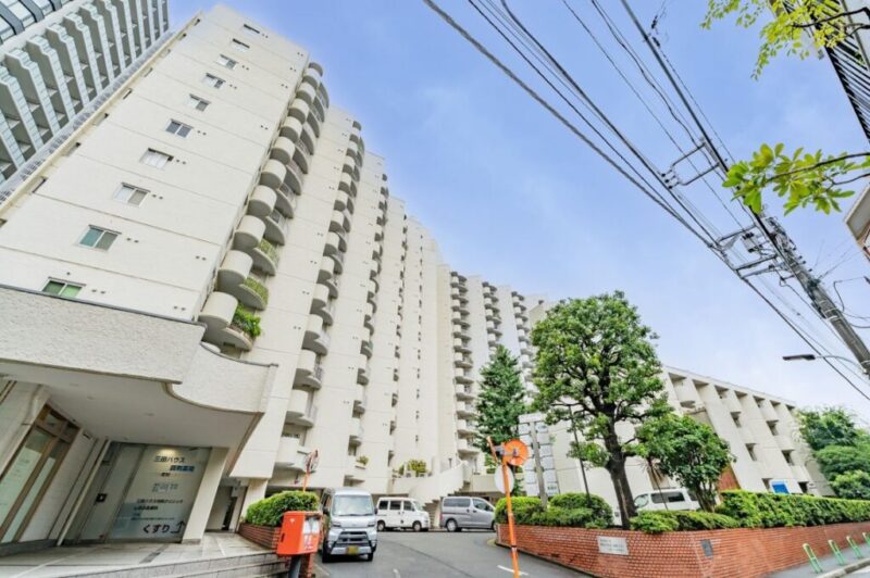 【外観】周囲の緑に映えるライトベージュの雁行型で堂々としたフォルムが、三田の街に風格を添える外観。1972年2月築、大林組/鴻池組施工、住友不動産旧分譲の地下1階15階建、総戸数334戸の大規模レジデンスです。「白金高輪」駅から南北線・三田線、「麻布十番」駅から大江戸線が利用可能です。JR山手線・京浜東北線が利用できる「田町」駅も徒歩圏で、都心各方面へのアクセスに便利です。日々の買い物には「サミットストア 三田店」や「フードスタイル三田店」などが利用できます。コンビニやドラッグストアも身近に揃い、三田や田町・麻布エリアの商店街なども生活圏で、豊富な飲食店や商店なども利用でき、利便性と上質な暮らしを両立できます。マンション内には「三田ハウスクリニック」もあります。「三田台公園」や「亀塚公園」などの緑も身近。区立小・中学校も徒歩10分圏内、慶應義塾などの名門校も通学圏で教育環境にも恵まれています。
