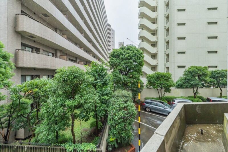 【住戸からの眺望】敷地内の豊かな緑のある眺望です。眼下は駐車場の為、前面の建物までの距離も保たれ、採光も注ぎます。