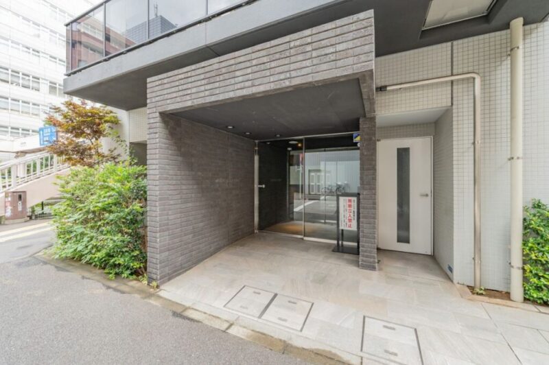 【エントランス】都心の邸宅にふさわしい落ち着きと品格を感じさせるエントランス。住まいへのアプローチに上質感を演出します。