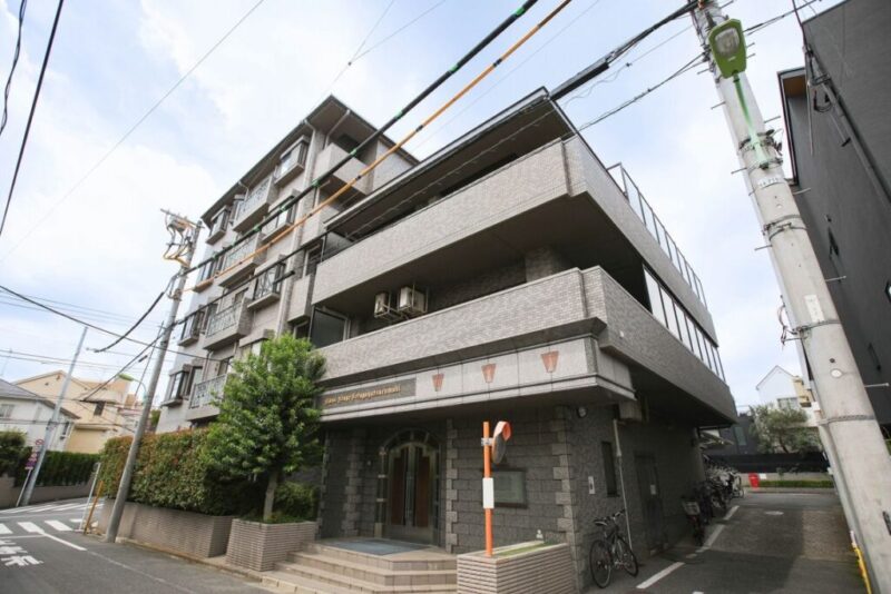 【外観】重厚感のあるタイル張りと低層ならではの落ち着きが魅力。成熟した住宅街に美しく馴染む外観。1988年2月築、鉄建建設施工、大京旧分譲の地下1階地上5階建、総戸数22戸のレジデンス。「世田谷」駅から東急世田谷線、「駒沢大学」駅から田園都市線を利用可能。複数駅・路線を使い分けられる、フットワークの軽い立地です。日々の買い物を支えるスーパーやコンビニが身近にあり、毎日の暮らしも快適。世田谷・駒沢大学・桜新町周辺の多彩な商業施設も活用できます。緑豊かな世田谷の街並みを身近に感じられる弦巻エリア。公園や区立小・中学校が徒歩5分圏内と教育施設が周辺に整い、子育て世帯から幅広い世代まで暮らしやすい住環境です。