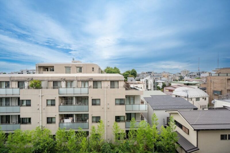 【住戸からの眺望】眼下は道路で、前面の建物まで距離が保たれているので陽光も注ぎ、周辺は低層の建物も多く開放感もあり、広い空のブルーと豊富なグリーンのコントラストが美しい開放感のある眺望です。