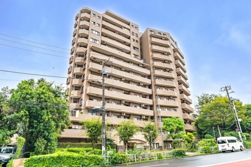 【外観】周囲の豊かな緑に調和したブラウンタイル張りの重厚感のある佇まいが印象的。大規模マンションならではの存在感と、落ち着いた住環境が魅力です。1998年2月築、長谷工コーポレーション施工、ナイス日榮旧分譲の地上14階建、総戸数133戸のビッグコミュニティです。東京メトロ東西線「東陽町」駅・「南砂町」駅が徒歩圏内。東西線を利用して大手町・日本橋方面へアクセスしやすく、都心で働く方にも嬉しい交通環境です。日々の買い物には、「オーケー 尾高橋店」や「オーケー 南砂店」、「イキイキ生鮮市場 東陽町店」、「イオンスタイル南砂」食品や日用品の買い物に便利なスーパーが周辺に充実。毎日の暮らしを快適にサポートします。緑豊かな「仙台堀川公園」を身近に感じられる住環境。学区域の「南砂小学校」や「第三砂町中学校」も徒歩10分圏内、総合病院の「藤﨑病院」も近隣にあり、子育て世帯にも嬉しい環境です。