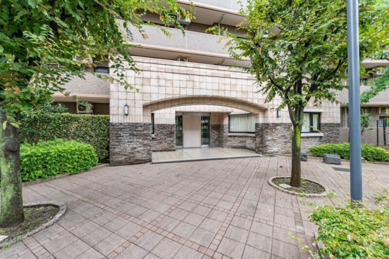 【エントランス】ゆったりとしたスケール感を感じさせるエントランスが住まいへと誘います。大規模マンションならではの堂々としたファサードも魅力です。オートロックに加え、防犯カメラ・モニター付インターホンを備えた安心のセキュリティ環境。宅配ボックスも設置され、忙しい毎日の暮らしをサポートします。