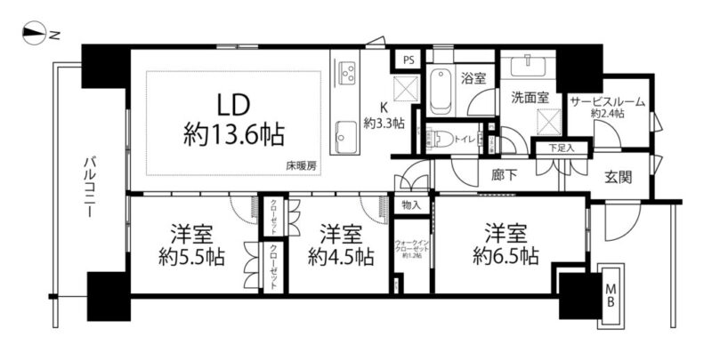 【間取り:3LDK】専有面積80.35㎡、バルコニー面積11.21㎡。床暖房付きの約13.6帖のリビングダイニングに約3.3帖のキッチン。約1.2帖のウォークインクローゼット付きの約6.5帖、クローゼット付きの約5.5帖・約4.5帖の洋室があります。廊下に収納、玄関に約2.4帖のサービスルーム・シューズクローゼットを備えています。陽当たり・眺望良好な南西角住戸です。