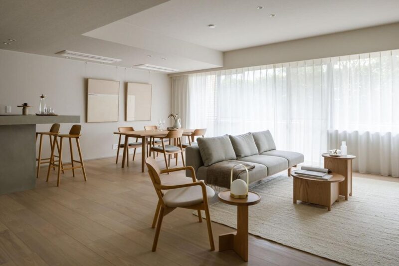 【LDK：約30.1帖】南向きの採光があり陽当たりが良く、開放感や暖か味のある雰囲気は快適で、家族でゆったり寛げる居心地の良いリビングダイニングです。ビルトインエアコンやダウンライトで、空間がすっきりしていてインテリアをスタイリッシュに引き立てます。またピクチャーレールが設置されており、壁を傷つけずにアートなどを飾れます。