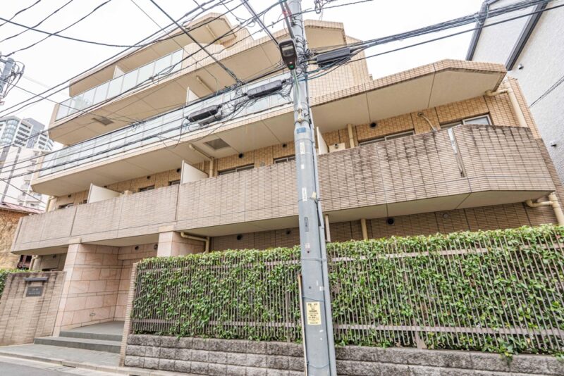【外観】都心の喧騒から一歩離れた白金五丁目に佇む、落ち着きと品格を備えたタイル張りの外観。2013年4月築、真柄建設施工、創環境開発旧分譲の地上4階建、総戸数17戸の低層レジデンス。東京メトロ日比谷線「広尾」駅へ徒歩圏内。東京メトロ南北線・都営三田線「白金高輪」駅、南北線・三田線「白金台」駅、JR「恵比寿」駅も利用でき、目的地に応じた交通手段を選べます。白金・広尾・恵比寿エリアならではの洗練されたショッピング環境が身近です。スーパーマーケットやコンビニ・ドラッグストアは徒歩3分圏内など利用しやすく、日常生活に欠かせない施設に加え、カフェやレストランなども楽しめ、都心らしい暮らしを満喫できます。「白金の丘学園白金の丘小学校・中学校」が学区域で徒歩4分と近く、「有栖川宮記念公園」や「自然教育園」も徒歩圏で周辺には緑を感じられる場所も多く、教育環境と都心の利便性を両立した暮らしが期待できます。