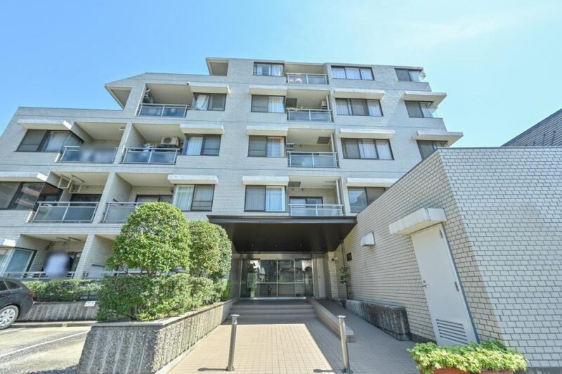 【外観】端正なフォルムと落ち着いた色調のタイル張りの低層レジデンス。三田の落ち着いた街並みに調和し、都心邸宅らしい品格を感じさせます。1980年9月築、大日本土木施工、日本保証マンション旧分譲の地上5階建、総戸数40戸のヴィンテージマンション。東京メトロ南北線・都営三田線「白金高輪」駅へ徒歩7分。都営三田線・浅草線「三田」駅、JR山手線・京浜東北線「田町」駅も徒歩圏内です。複数路線を使い分けられ、都心各方面へのアクセスに便利です。徒歩圏には日常の買い物に便利なスーパーやコンビニ、飲食店などが揃います。「サミットストア三田店」も至近に位置し、毎日の暮らしを快適にサポートします。白金高輪・田町エリアの商業施設も使い分けられます。区立・小中学校も徒歩圏で、教育環境を身近に感じられる立地です。医療施設へのアクセスも確保しやすい環境です。近隣には「亀塚公園」や児童遊園もあり、都心にありながら季節の緑も感じられる穏やかな時間を過ごせます。
