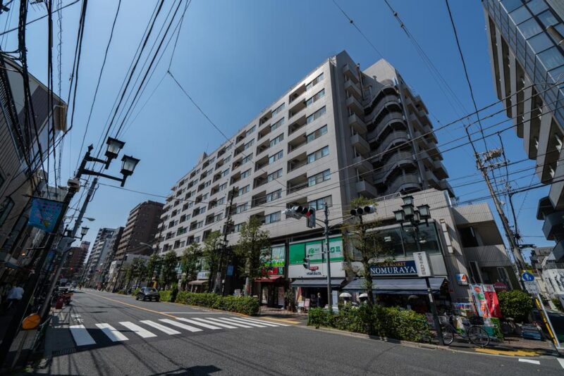【外観】タイル貼りの洗練されたフォルムが印象的な、落ち着きと上質感を感じさせる佇まいです。1987年3月築、フジタ工業施工、地下1階地上11階建、総戸数133戸のヴィンテージマンション。オートロックや防犯カメラを備え、安心のセキュリティ体制を確保。宅配ボックスも設置され、不在時の荷物受取にも便利です。東京メトロ千代田線「千駄木」駅至近で、大手町や表参道方面へダイレクトアクセス可能。都心主要エリアへの通勤・通学に便利な立地です。スーパーやコンビニは敷地1階に、クリニックや保育園も敷地内に。また日常使いに便利な「谷中銀座商店街」も近く、飲食店やカフェも点在。下町情緒と利便性を兼ね備えた暮らしが叶います。区立小・中学校も徒歩5分圏内で公園も点在し、子育て世帯にも適した環境です。総合病院も近く、安心感のある立地です。歴史と文化が息づく谷根千エリアに立地し、穏やかな街並みと利便性を兼ね備えた住環境です。