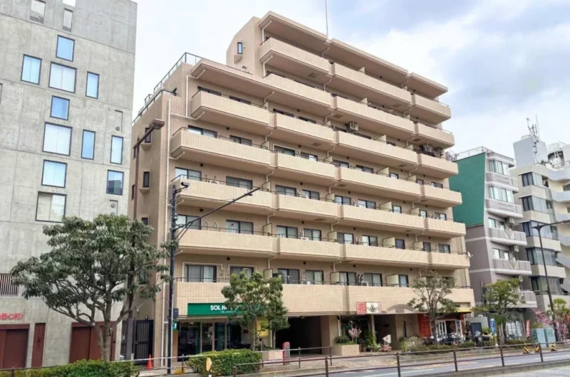 【外観】街並みに馴染むブラウンタイル張りの都心居住にふさわしい重厚感と品格を感じさせます。1994年9月築、清水建設施工、藤和不動産旧分譲の地下1階付地上8階建、総戸数50戸のレジデンス。「若松河田」駅・「東新宿」駅・「曙橋」駅の3駅3路線が利用可能です。「新宿」エリアへ軽快にアクセスでき、通勤・通学はもちろん、都心でのショッピングやレジャーにも便利な交通環境です。「業務スーパー 東新宿店」が至近に位置し、他「マルエツ 新宿六丁目店」や「ライフ若松河田駅前店」などが点在し、日常の買い物に便利です。「新宿イーストサイドスクエア」も身近で、飲食店やカフェも楽しめます。教育施設では区立小・中学校が近く、通学にも配慮しやすい立地です。「抜弁天北公園」や「戸山公園」などの大小の公園も点在し、「東京女子医科大学病院」・「国立国際医療研究センター病院」など医療施設も充実しています。都心で働き、都心で楽しみながら、住まいでは穏やかに過ごす。そんな都市生活を叶えたい方に注目していただきたい一邸です。