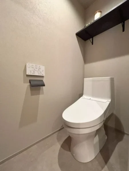 【トイレ】すっきりとしたデザインで清潔感があり、落ち着ける空間。トイレは温水洗浄機能付きです。吊棚も設置されており、トイレットペーパーなどが収納できます。便利な専用手洗いスペースも設けられています。