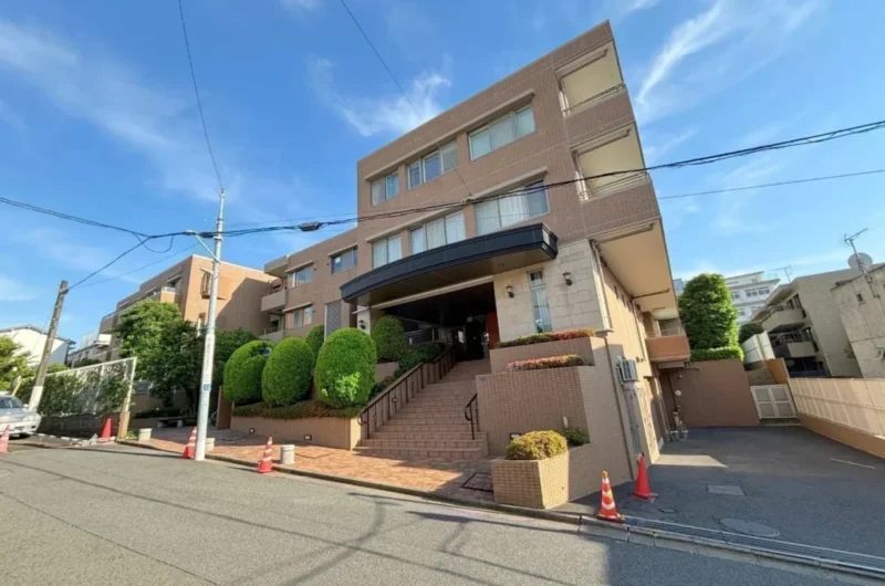 【外観】低層住宅が中心の街並みに調和する、重厚感のあるブラウンタイル張りの落ち着きと品格を備えた外観。緑豊かな植栽が邸宅感を演出します。2001年5月築、大末建設施工、三菱地所旧分譲「パークハウス」シリーズの地下1階付地上3階建、総戸数62戸の低層レジデンス。「代々木上原」駅から小田急線と千代田線を利用可能。さらに「代々木八幡」駅、「代々木公園」駅も徒歩10分圏内で、新宿・大手町方面など都心各所へ軽快にアクセスできます。周辺にはコンビニやドラッグストアやスーパーの「マルエツ代々木上原店」や24時間営業の「肉のハナマサ富ヶ谷店」や飲食店が集まり、日々の暮らしを快適にサポート。徒歩圏で買い物から食事まで楽しめる生活利便性が魅力です。「富ヶ谷公園」や「代々木公園」など、自然を身近に感じられるスポットが充実。医療機関も周辺に点在し、都心にありながら穏やかな日常を楽しめます。区立小・中学校も徒歩圏に位置し、子育て世帯にも嬉しい環境です。