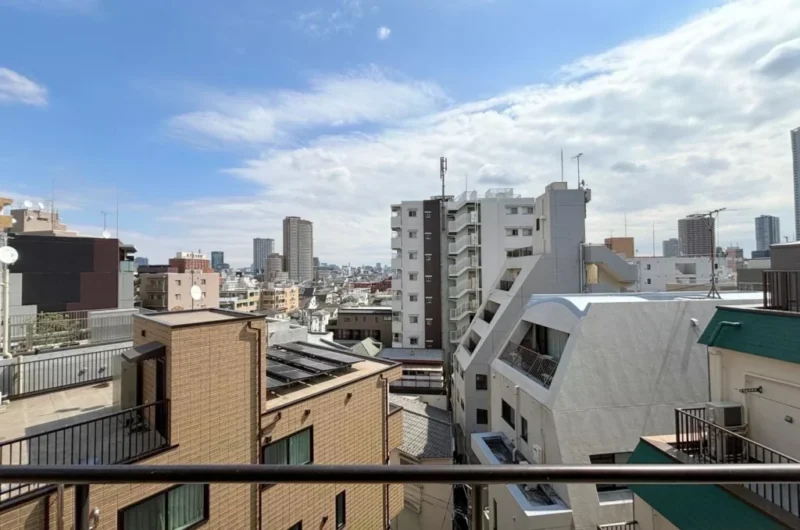 【住戸からの眺望】奥には高層ビルが建ち並ぶ都会的な眺望ながら、周辺は低層の建物も多く距離が保たれているので陽光も注ぎ開放感もあり、広い空も仰げる眺望です。