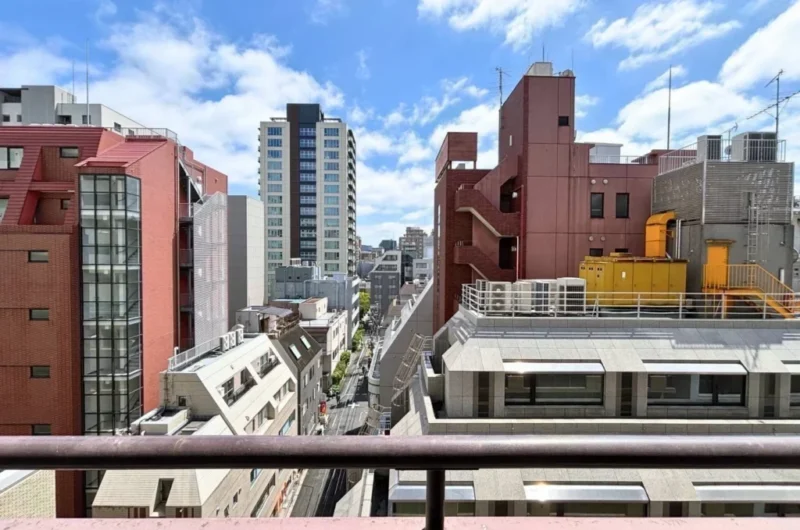【住戸からの眺望】眼下は道路で、前面の建物まで距離が保たれているので陽光も注ぎ、都会的な風景ながら、高層の建物は少なく開放感もあり、広い空も仰げる眺望です。