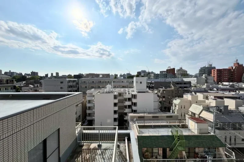 【住戸からの眺望】周辺は低層の建物も多く開放感もあり、陽光も注ぎ、広い空も仰げる眺望です。