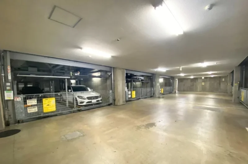 【駐車場】敷地内のゲート付き屋内駐車場でセキュリティーにも配慮され、天候による汚れや日焼けなどから大切なお車を守ります。