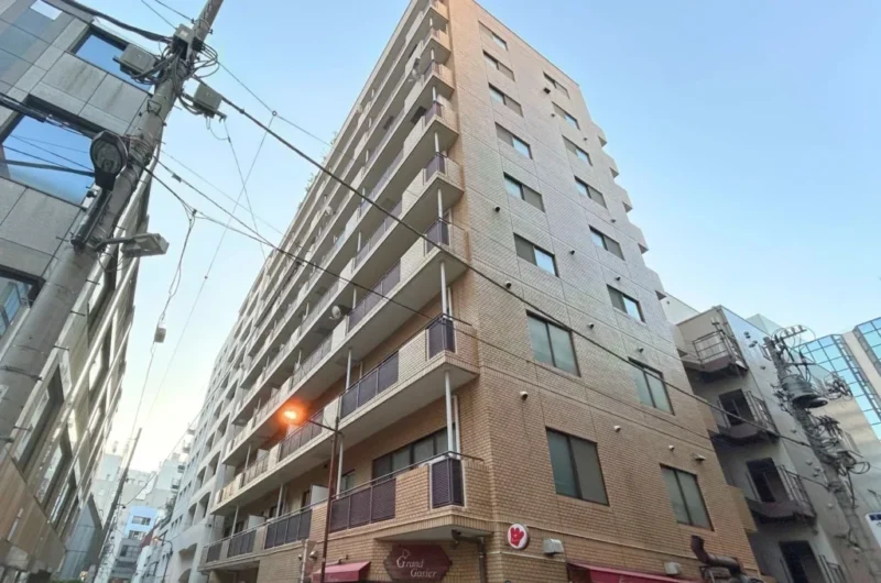 【外観】都心の成熟した街並みに映える、ブラウンタイル張りの重厚感のある外観が魅力。1985年8月築、中野組施工、日医神和旧分譲の地下1階地上10階建、総戸数69戸のヴィンテージマンション。「市ヶ谷」駅徒歩2分の駅近立地が大きな魅力です。都営新宿線、東京メトロ有楽町線・南北線、JR中央・総武線の複数路線を利用でき、「新宿」「飯田橋」「有楽町」方面などへスムーズにアクセスできます。駅周辺にはスーパーやコンビニ、ドラッグストア、飲食店などが充実しています。「リンコス九段店」やコンビニが至近に位置し、日常の買物施設が身近に揃い、忙しい都心生活を快適にサポートしてくれます。「東郷元帥記念公園」や「外濠公園」が身近にあり、都心にいながら緑を感じられる環境です。学区域の「九段小学校」や周辺には私立の名門校も点在し、教育環境にも恵まれています。医療施設も周辺に揃っています。