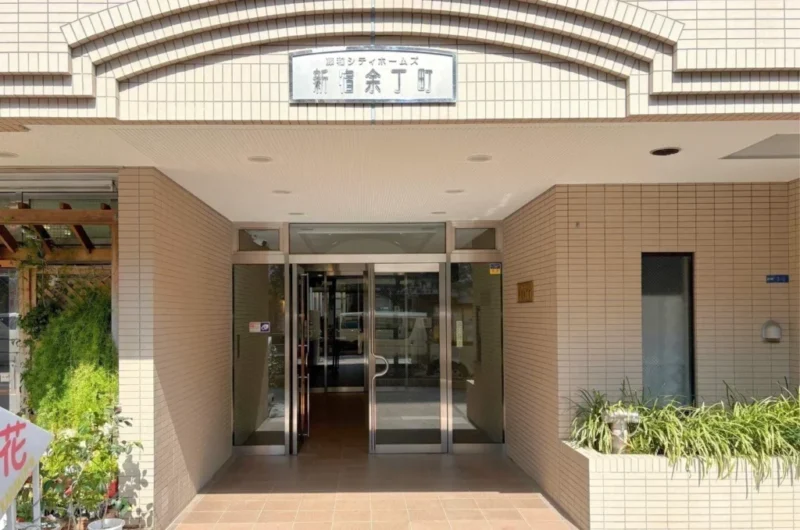 【エントランス】外観と調和した上品なエントランスが、住まいとしての品格を演出します。日々の帰宅時に心地よさを感じられる、落ち着いたアプローチが魅力です。エントランスのオートロックに加え、防犯カメラを設置。外部からの不審者の侵入を抑制し、日々の暮らしを守るセキュリティ環境が整えられています。